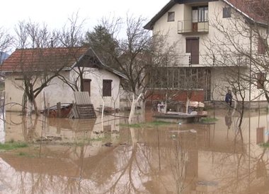 Војска Србије помаже у поплављеним подручјима