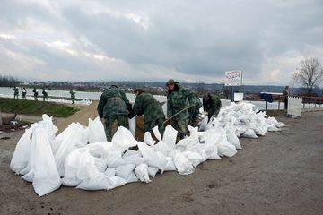 Војска помаже у санирању последица поплава у Чачку