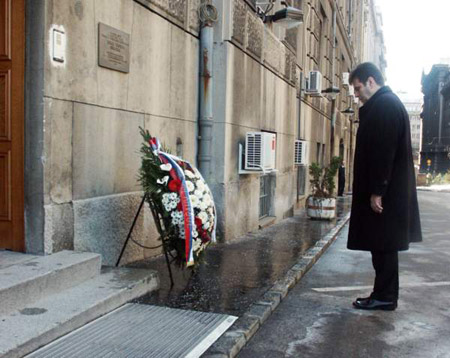 Председник и чланови Владе положили венац на спомен-плочу Зорану Ђинђићу