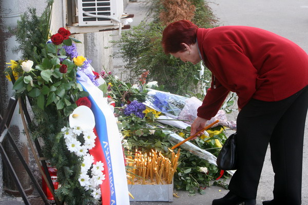 Коштуница и чланови Владе положили венац на спомен-плочу Зорану Ђинђићу