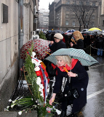 Грађани полажу цвеће на спомен-плочу Зорану Ђинђићу