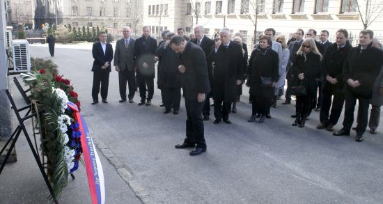 Некадашњи чланови кабинета Зорана Ђинђића полажу венац на спомен-плочу Зорану Ђинђићу