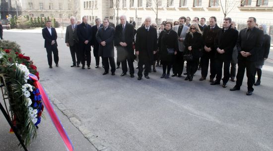 Некадашњи чланови кабинета Зорана Ђинђића полажу венац на спомен-плочу Зорану Ђинђићу