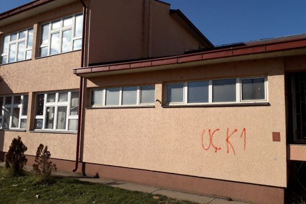 Непријатељски графит на oсновној школи у Липљану