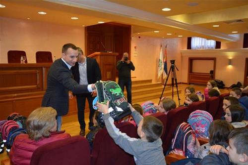 Бесплатно зимовање и поклони за децу из Гораждевца