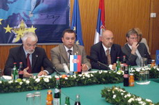Влада мора приближити Србију Европској унији